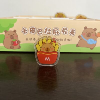 Prendedor de acrílico Capivara Batatinha